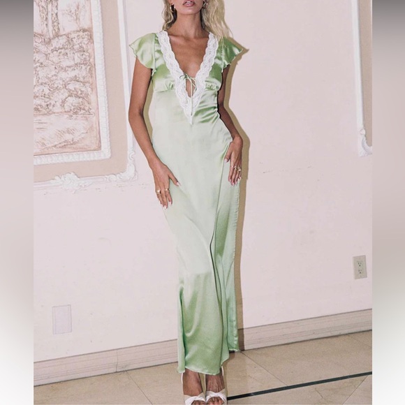 Green Satin maxi dress with lace - Picture 2 of 11